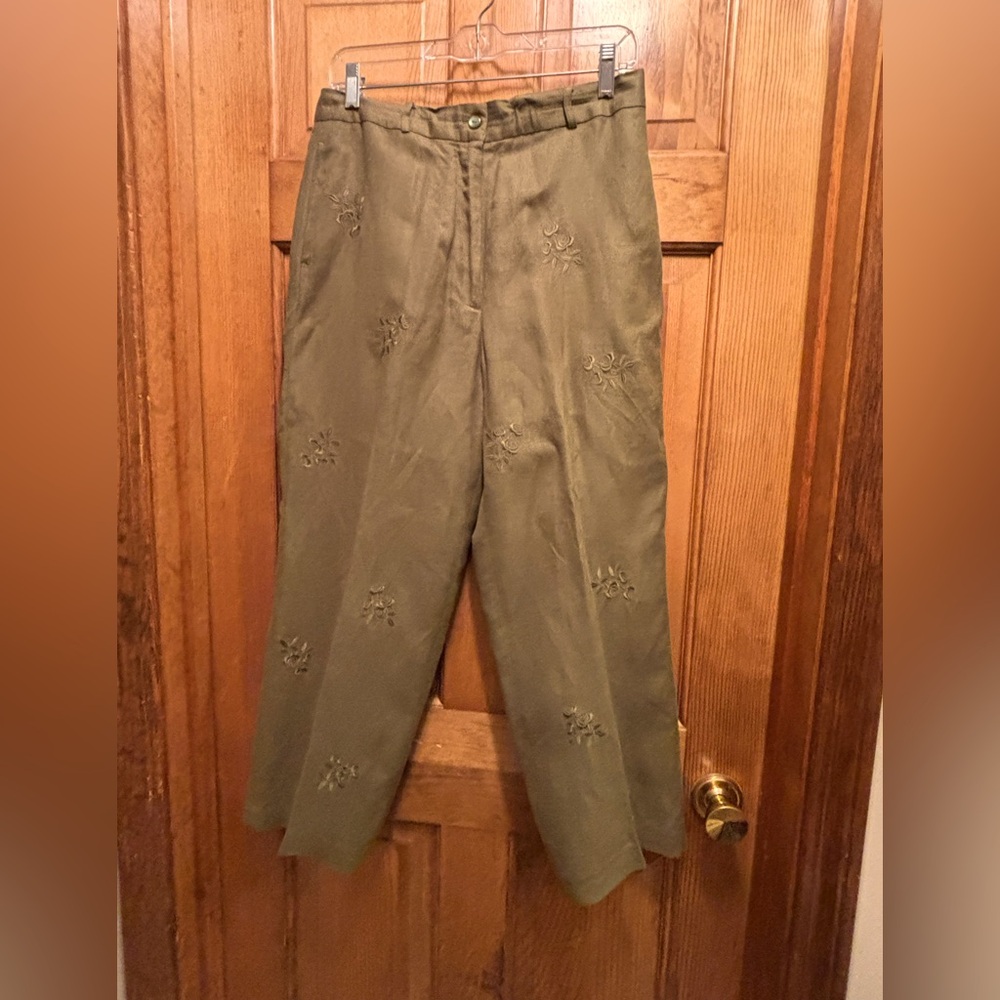 Sale 🏷️Mercer & Madison Olive Embroidered Pants fully lined and gently used.